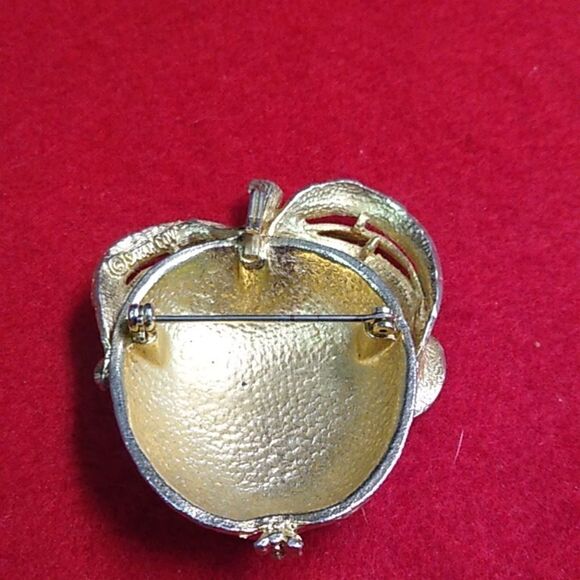 Sarah Coventry 1970 Apple/Pomegranate Gold Tone Metal Brooch Cottagecore - Picture 2 of 6